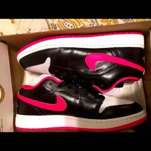 Women’s low top Jordan sneakers